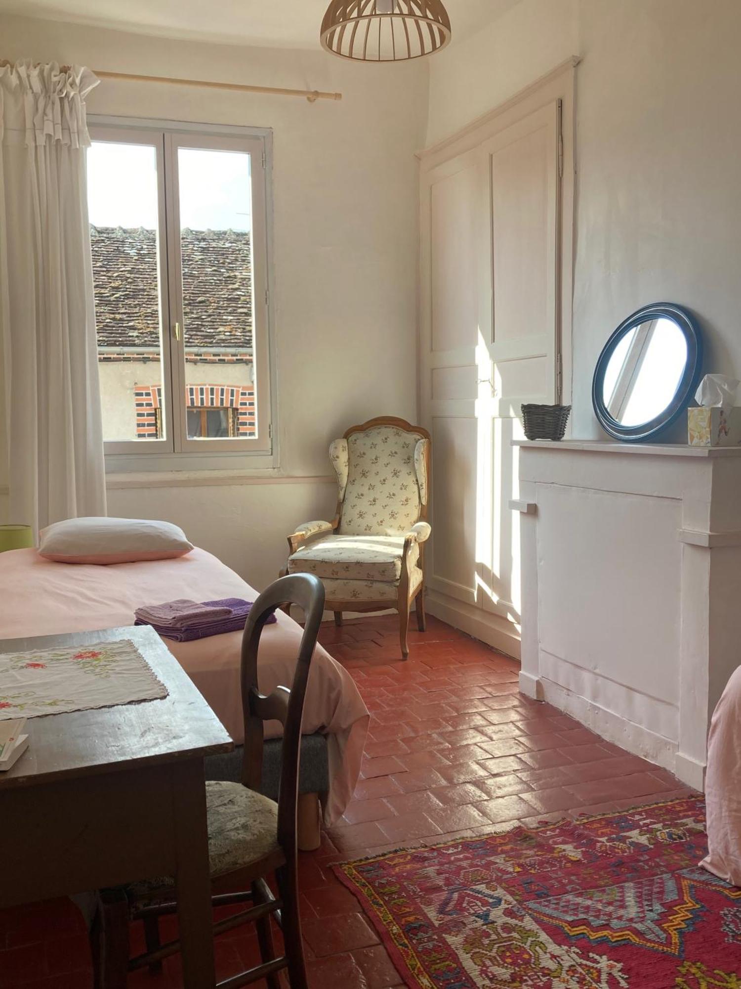 Sur Les Ailes Du Papillon-La Suite Saint-Sauveur-en-Puisaye Ngoại thất bức ảnh